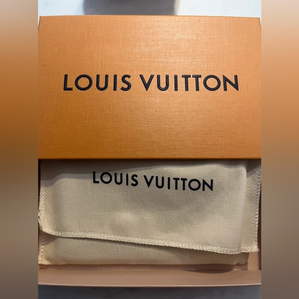 Louis Vuitton Passport Cover - Picture 8 of 9